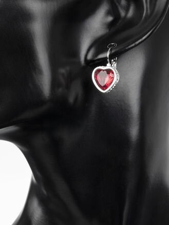 Luxusní náušnice z chirurgické oceli s výrazným rudým krystalem ve tvaru srdce s drobnými krystaly