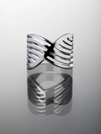 Exkluzivní masivní prstýnek z chirurgické oceli s moderním motivem