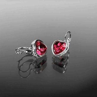 Luxusní náušnice z chirurgické oceli s výrazným rudým krystalem ve tvaru srdce s drobnými krystaly