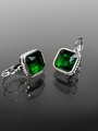 Luxusní náušnice z chirurgické oceli se zeleným krystalem ve tvaru čtverce s drobnými krystaly