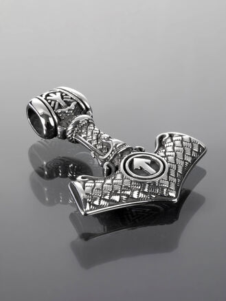 Krásný masivní přívěsek z chirurgické oceli ve tvaru zdobené kotvy