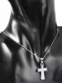 Luxusní přívěsek z chirurgické oceli ve tvaru křížku s čirými krystaly