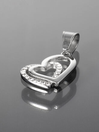 Luxusní přívěsek z chirurgické oceli ve tvaru dvou srdíček s čirými krystaly 