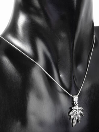 Krásný přívěsek z chirurgické oceli ve tvaru listu konopí 