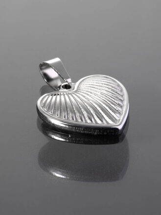 Krásný přívěsek z chirurgické oceli ve tvaru srdíčka 