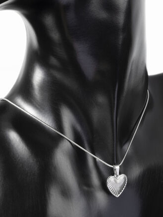 Krásný přívěsek z chirurgické oceli ve tvaru srdíčka 