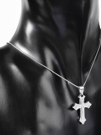 Krásný přívěsek z chirurgické oceli ve tvaru křížku s čirými krystaly