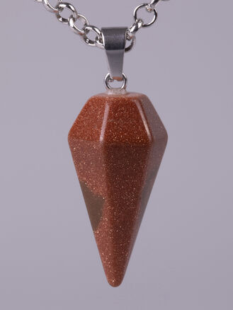 Luxusní amulet ve tvaru masivní špice z hnědého slunečního kamene