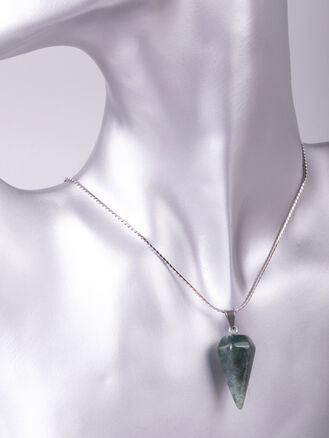 Exkluzivní amulet ve tvaru masivního kyvadla z hadce