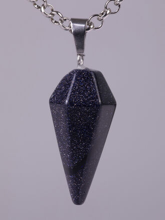 Luxusní amulet ve tvaru masivní špice z modrého slunečního kamene