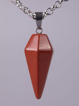 Exkluzivní amulet ve tvaru masivní špice z červeného jaspisu 