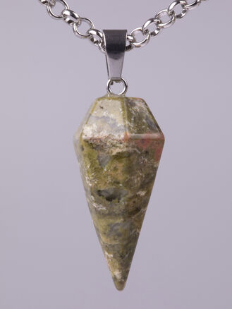 Luxusní amulet ve tvaru masivní špice z unakitu 