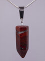 Exkluzivní amulet ve tvaru špice z červeného jaspisu