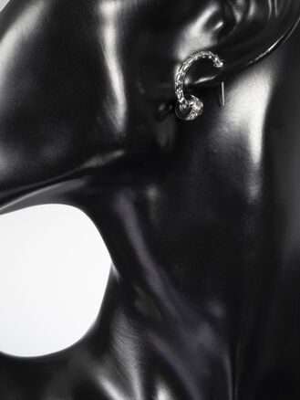 Náušnice z chirurgické oceli ve tvaru zahnutého hřebíku s čirými krystaly