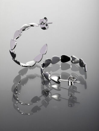 Masivní náušnice z chirurgické oceli ve tvaru kruhu se srdíčky