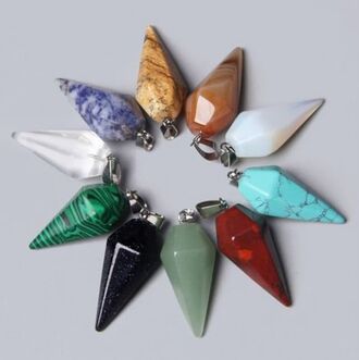 Luxusní amulet ve tvaru masivní špice z modrého slunečního kamene