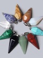 Luxusní amulet ve tvaru masivní špice z modrého slunečního kamene