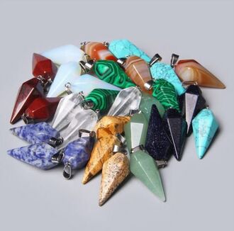 Luxusní amulet ve tvaru masivní špice z modrého slunečního kamene