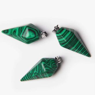 Exkluzivní amulet ve tvaru masivního kyvadla z malachitu 