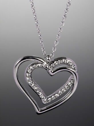 Náhrdelník z chirurgické oceli s propojenými srdíčky s drobnými čirými krystaly