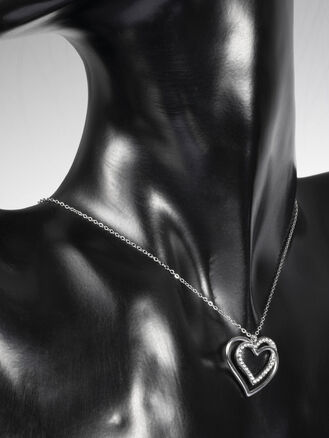 Náhrdelník z chirurgické oceli s propojenými srdíčky s drobnými čirými krystaly