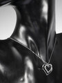 Náhrdelník z chirurgické oceli s propojenými srdíčky s drobnými čirými krystaly