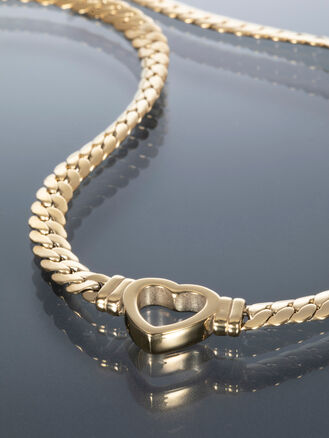 Masivní náhrdelník z chirurgické oceli zlaté barvy se srdcem 