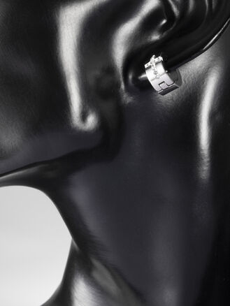 Luxusní kruhové náušnice z chirurgické oceli vykládané krystaly do tvaru kříže