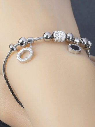Decentní náramek z chirurgické oceli s kuličkami a kulatými přízdobami