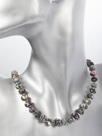 Černobílý náhrdelník z korálků