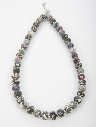 Černobílý náhrdelník z korálků