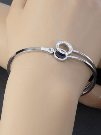 Elegantní pevný náramek z chirurgické oceli zdobený kolečkem se třpytivými krystaly