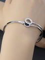 Elegantní pevný náramek z chirurgické oceli zdobený kolečkem se třpytivými krystaly