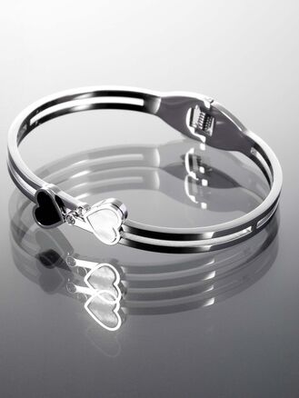 Překrásný pevný náramek z chirurgické oceli se srdíčky 