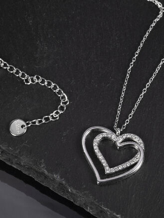 Náhrdelník z chirurgické oceli s propojenými srdíčky s drobnými čirými krystaly
