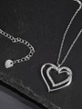 Náhrdelník z chirurgické oceli s propojenými srdíčky s drobnými čirými krystaly