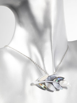 Přívěsek lístky z paua perleti