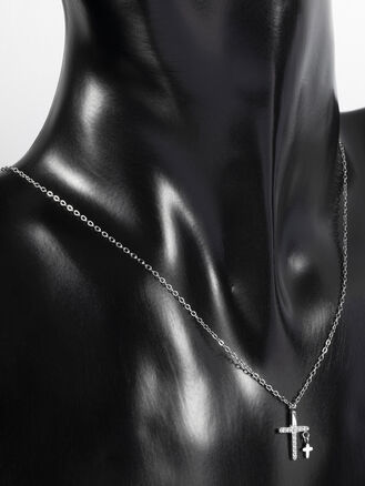 Náhrdelník z chirurgické oceli se dvěma křížky s drobnými čirými krystaly stříbrný