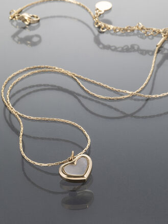 Decentní romantický náhrdelník z chirurgické oceli, srdíčko s perletí.