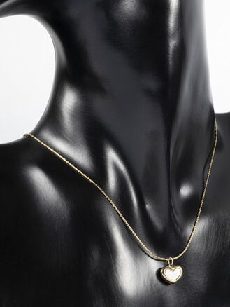 Decentní romantický náhrdelník z chirurgické oceli, srdíčko s perletí.