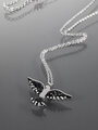 Luxusní náhrdelník z leštěné chirurgické oceli s přívěskem ve tvaru černé holubice s kamínky