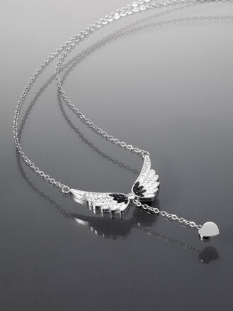 Překrásný náhrdelník z leštěné chirurgické oceli s přívěskem ve tvaru andělských křídel