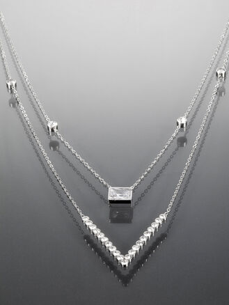 Dvojitý náhrdelník z chirurgické oceli s ozdobou do tvaru V a výrazným čirým krystalem 