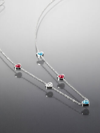 Jemný náhrdelník z chirurgické oceli se srdíčky s barevnými kamínky 