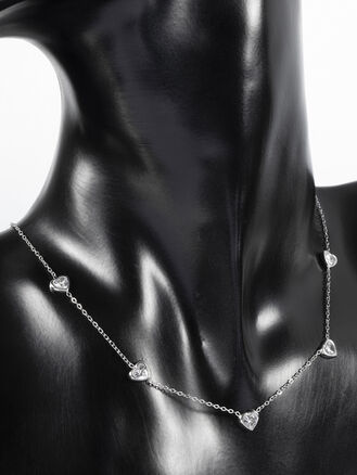 Elegantní náhrdelník z chirurgické oceli se srdíčky s kamínky stříbrná