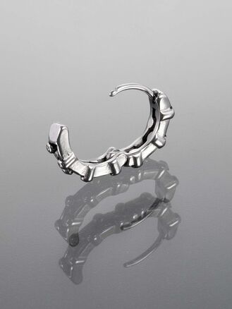 Helix piercing do ucha zdobený drobnými kuličkami, vyroben z chirurgické oceli