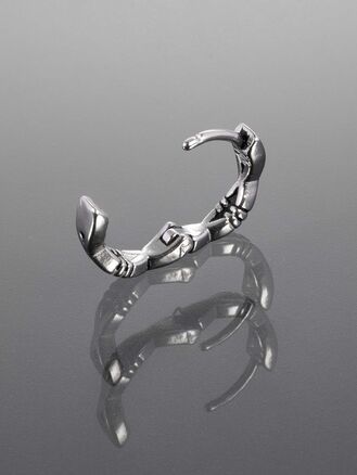 Helix piercing do ucha s rytým motivem z chirurgické oceli