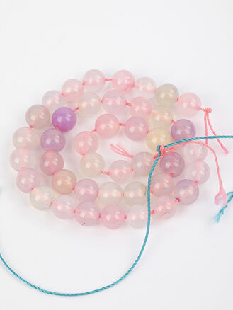 Korálková šňůra z narůžovělých mléčných skleněných kuliček, velikost korálků 8 mm