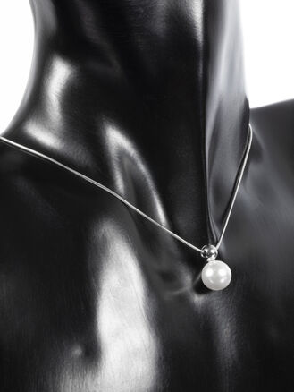 Elegantní náhrdelník z chirurgické oceli s perlou