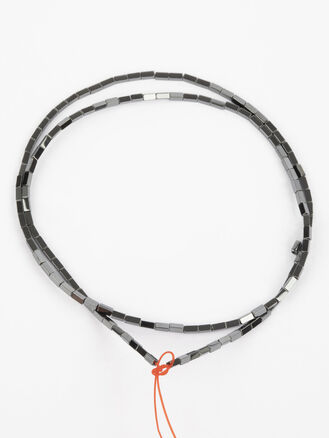 Korálková šňůra z kovově lesklých drobných kvádrů hematitu, délka korálku cca 3 mm